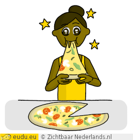Een meisje kijkt extatisch wanneer ze een pizza eet.