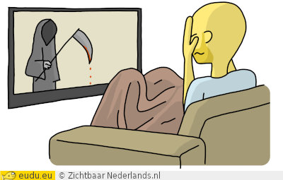 Een man kijkt een horrorfilm en is bang.