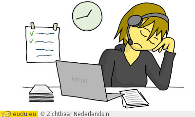 Een meisje zit vermoeid achter haar laptop en stapels papier.