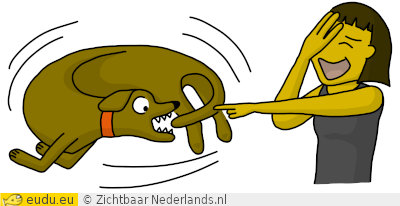 Een rond rent achter zijn staart aan. Een meisje lacht erom.