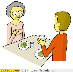 Oma eet binnen aan tafel.
