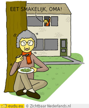 Oma zit in de tuin voor het huis te eten. Een jongen wenst haar eet smakelijk vanuit het raam.