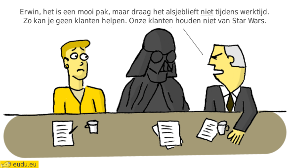 Een man in pak spreekt zijn collega aan over zijn Darth Vader-pak.