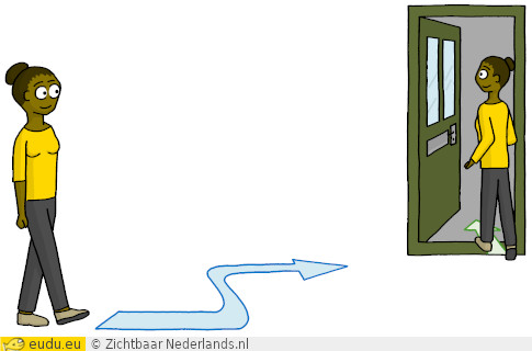 Een meisje loopt in de richting van haar huis. Een meisje komt het huis binnen.