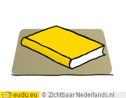 Een boek ligt op tafel