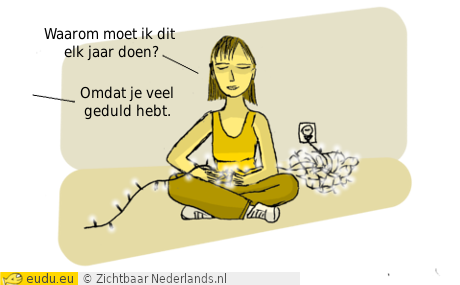 Een vrouw haalt kerstlichtjes uit de knoop.